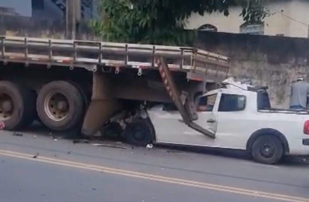 grave-acidente-entre-carro-e-caminhao-deixa-tres-feridos-no-bairro-danilo-passos-em-divinopolis;-veja-o-video