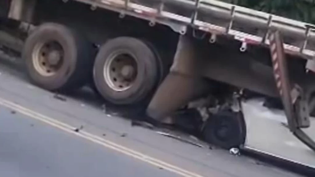 acidente-entre-carro-e-caminhao-deixa-tres-feridos-em-divinopolis