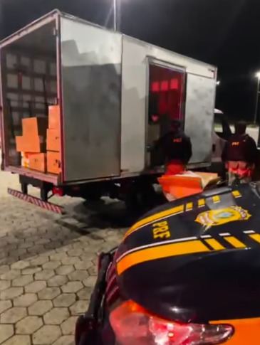 prf-apreende-carregamento-de-roupas-de-grife-estrangeiras-na-br-381,-em-oliveira