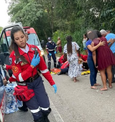 grave-acidente-na-mg-423:-van-capota-durante-ultrapassagem-e-deixa-varios-feridos