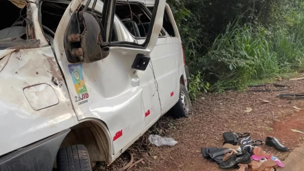 acidente-com-van-deixa-criancas-e-adolescentes-feridos-na-mg-423