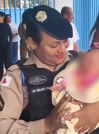 gesto-de-amor:-policial-militar-amamenta-recem-nascida-abandonada-durante-resgate