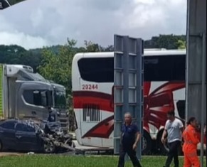 carro-bate-em-onibus-da-sertaneja-e-deixa-um-morto-e-um-ferido-grave-perto-do-milhao
