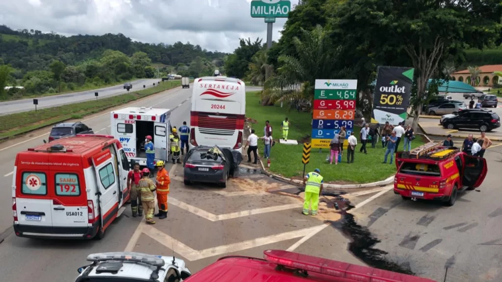acidente-entre-carro-e-onibus-na-br-262-mata-motorista-e-deixa-um-ferido-grave