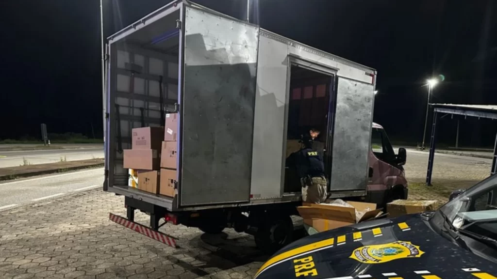 camisas-de-grifes-estrangeiras-sao-apreendidas-na-br-381-em-oliveira