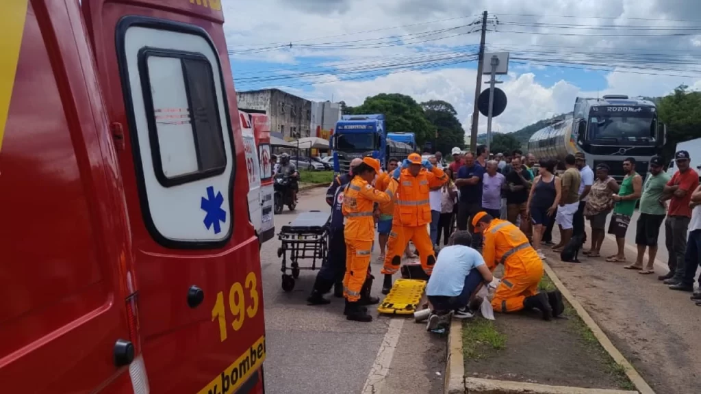motociclista-sofre-mal-subito-e-cai-na-mg-431-em-itauna