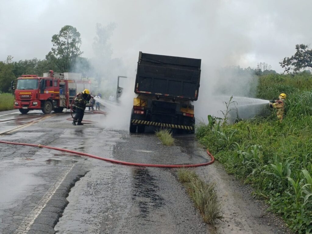 caminhao-carregado-com-pedras-pega-fogo-e-interdita-totalmente-a-br-354-em-formiga