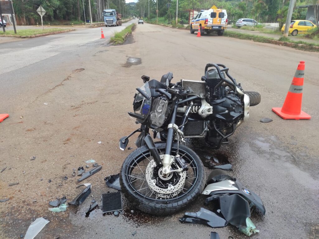 motociclista-fica-gravemente-ferido-apos-colisao-com-carro-na-mg-431