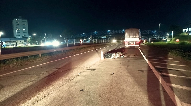 motociclista-de-35-anos-morre-apos-bater-na-traseira-de-carreta-parada-na-br-262-em-nova-serrana;-veja-o-video