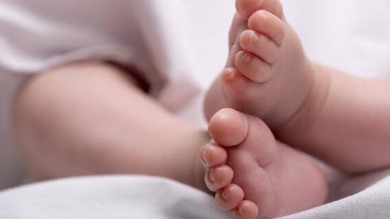 bebe-de-6-meses-e-encontrado-sem-vida-em-sete-lagoas;-mae-e-presa-por-suspeita-de-negligencia