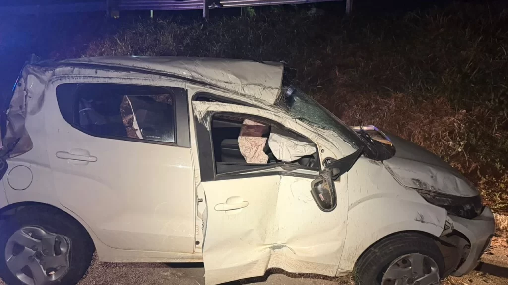 motorista-capota-carro-na-mg-050-apos-ser-fechado-por-outro-veiculo