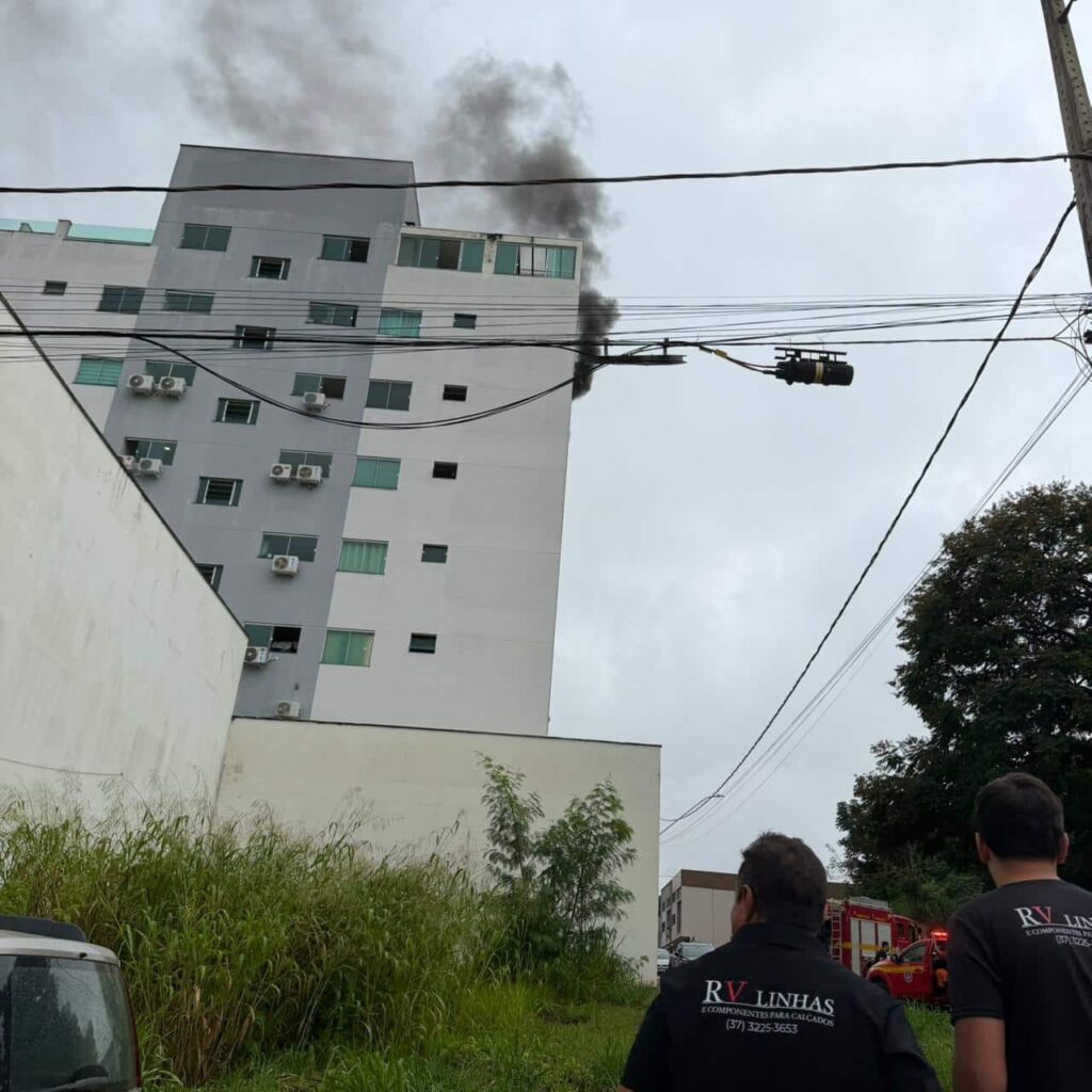 incendio-em-apartamento-mobiliza-corpo-de-bombeiros-em-nova-serrana;-veja-os-videos