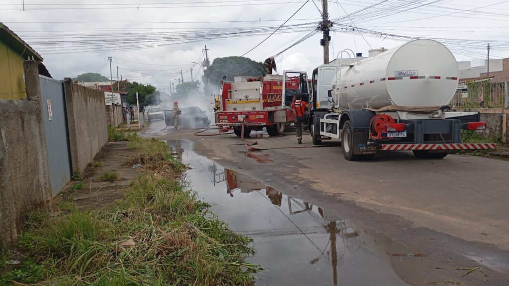 veiculo-pega-fogo-em-via-publica-e-mobiliza-corpo-de-bombeiros-em-bom-despacho