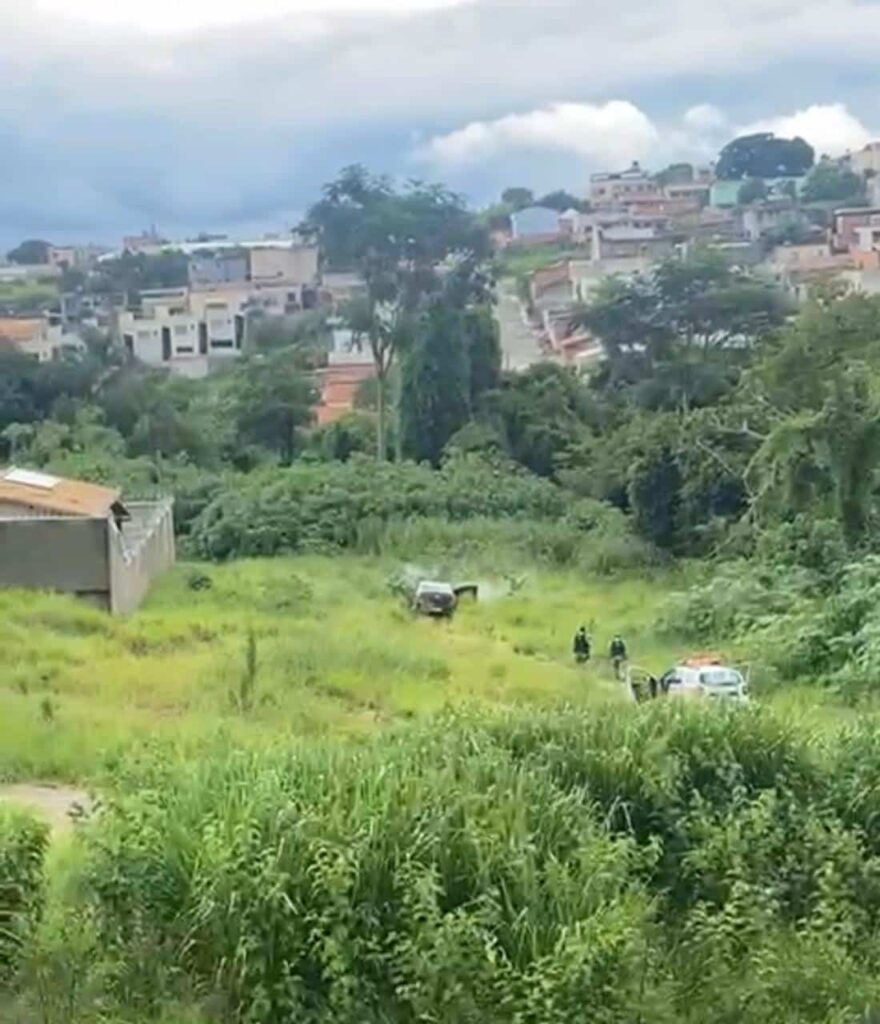 fugitivo-que-roubou-carro-em-contagem-e-perseguido-pela-pm,-bate-veiculo-e-foge-para-mata-em-divinopolis;-veja-o-video
