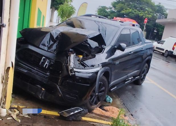 divinopolis:-gestante-e-crianca-ficam-feridas-apos-carro-colidir-contra-muro-no-bairro-alvorada-nesta-terca-feira