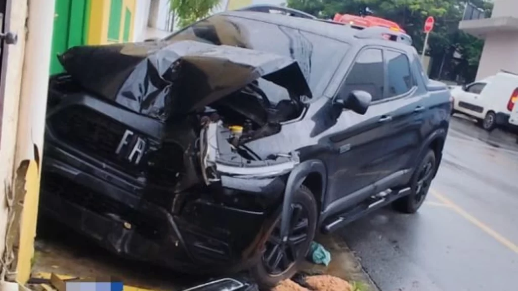 mulher-provoca-acidente-para-escapar-de-agressao-em-divinopolis