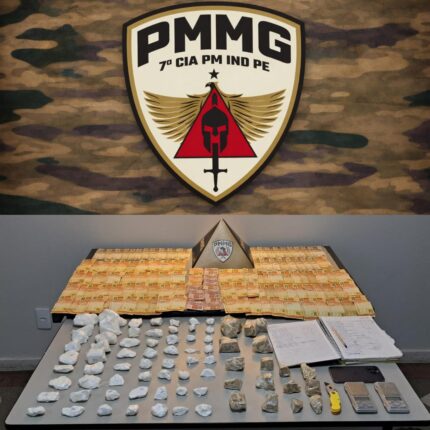 policia-militar-desarticula-esquema-de-“delivery”-de-drogas-e-apreende-arsenal-de-entorpecentes-em-itauna
