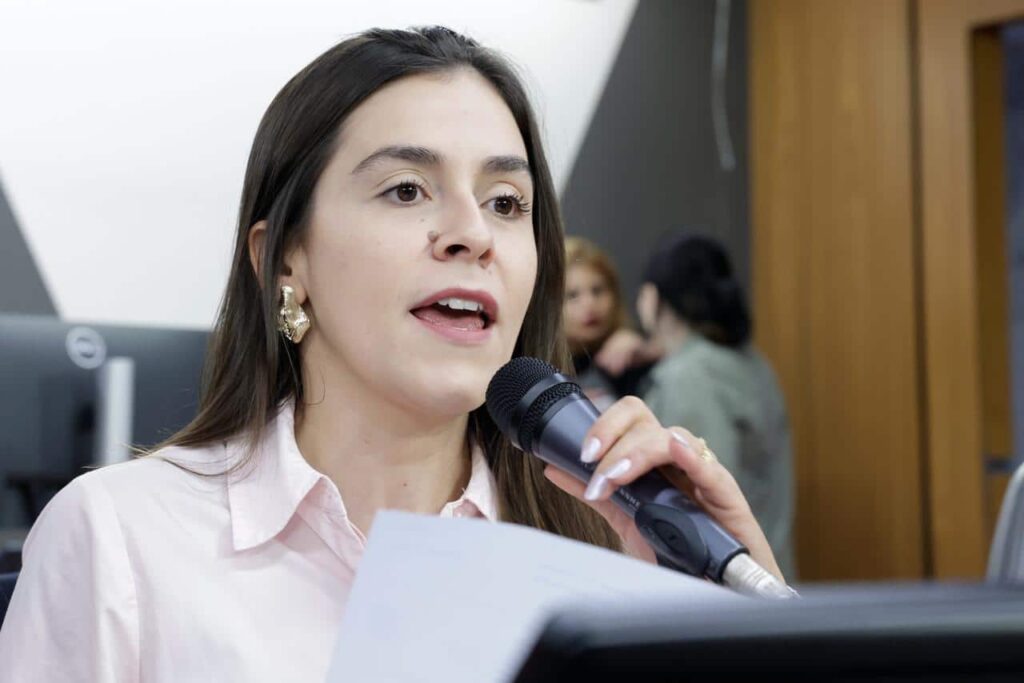 deputada-lohanna-cobra-planejamento-e-denuncia-despreparo-de-secretario-de-educacao-de-minas-gerais