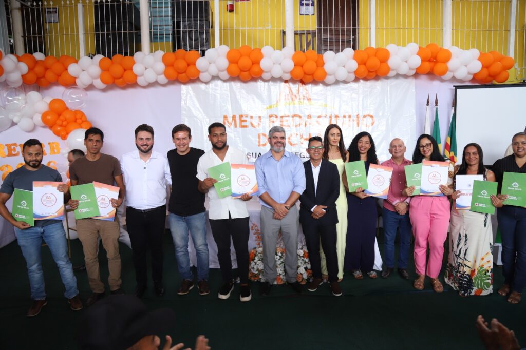 com-entrega-de-titulos-de-imoveis,-governo-de-minas-encerra-espera-de-decadas-de-quase-400-familias-em-padre-paraiso
