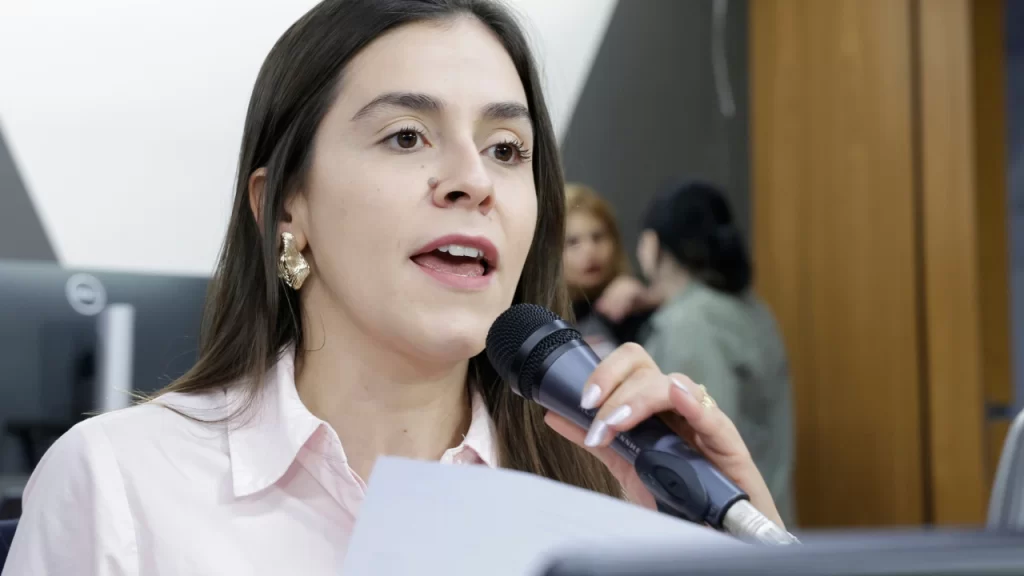 lohanna-critica-secretario-de-educacao-e-questiona-escolas-civico-militares