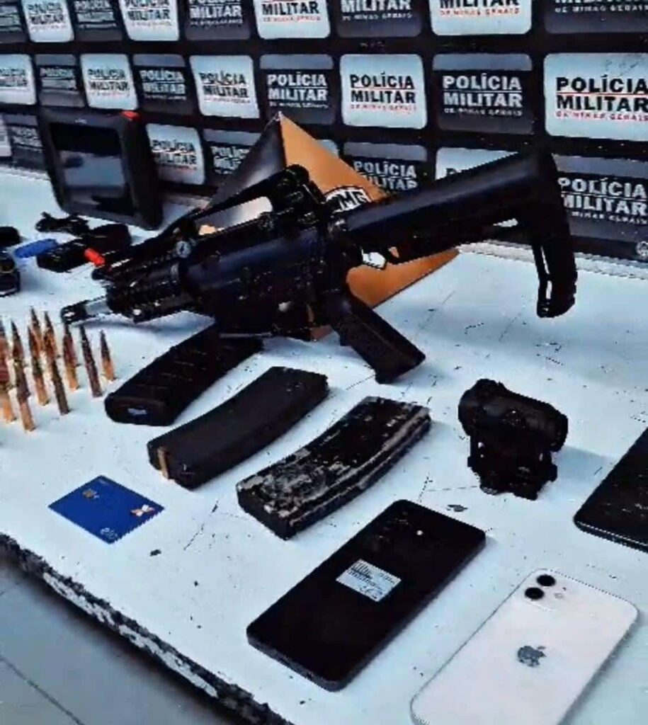 arsenal-de-guerra-com-fuzil-5.56-e-espingarda-calibre-12-e-apreendido-e-quatro-pessoas-sao-presas-no-bairro-quintino,-em-divinopolis