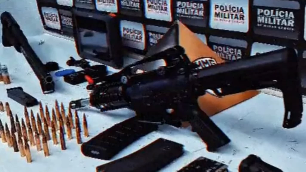 pm-apreende-fuzil-5.56-e-espingarda-durante-operacao-no-bairro-quintino,-em-divinopolis