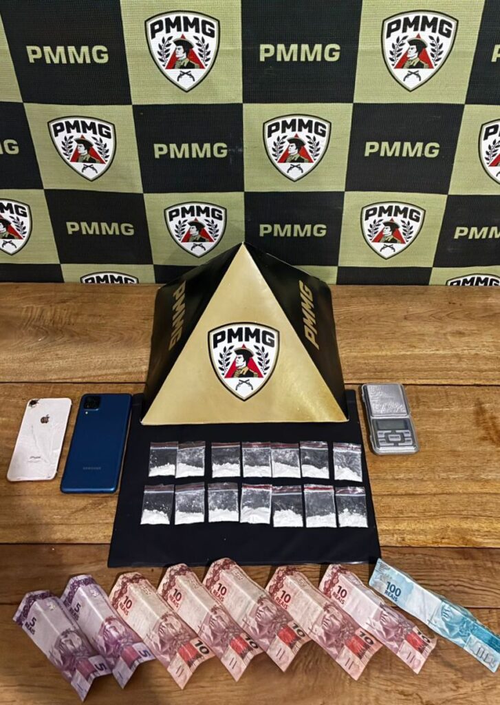 dupla-e-presa-com-cocaina-e-balanca-de-precisao-durante-operacao-da-pm-em-bambui