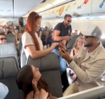 o-amor-esta-nas-alturas:-divinopolitano-ajoelha-a-35-mil-pes-e-emociona-voo-para-maceio-(veja-video)