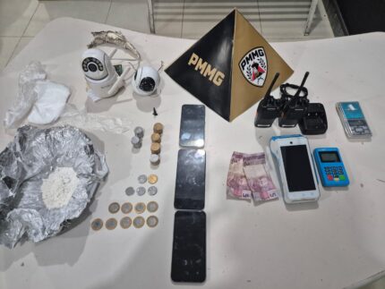 trafico-“moderno”:-pm-estoura-ponto-de-venda-de-drogas-que-aceitava-cartao-e-monitorava-policia-por-cameras