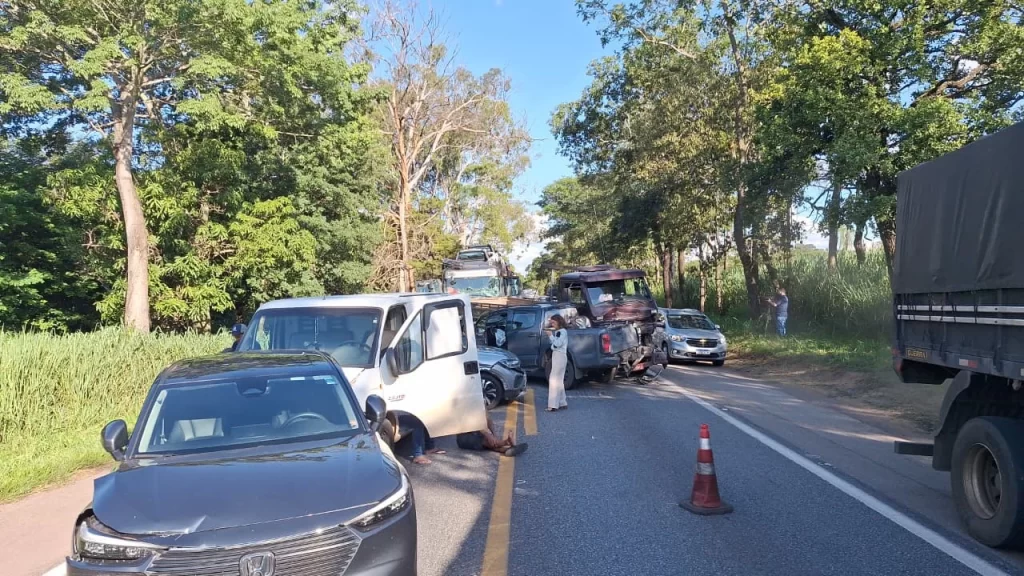 engavetamento-com-7-veiculos-interdita-mg-050-por-6-horas