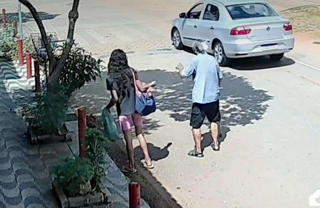 crueldade-em-mateus-leme:-mulher-e-presa-apos-enganar-e-derrubar-idoso-de-92-anos-durante-furto;-veja-o-video