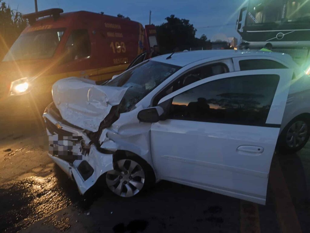 batida-entre-carro-e-carreta-deixa-mulher-gravemente-ferida-na-mg-050