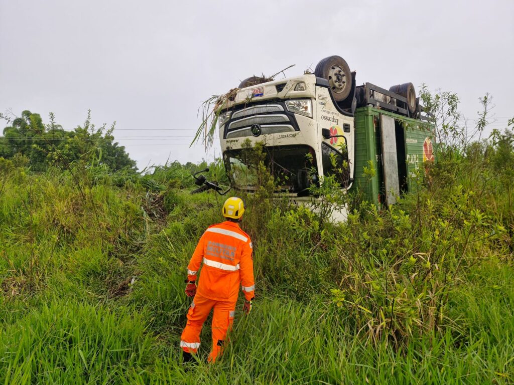 caminhao-capota-apos-motorista-perder-controle-da-direcao-na-br-354