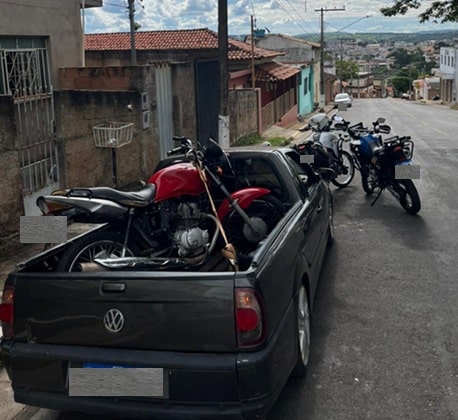 homem-monitorado-por-tornozeleira-e-preso-com-moto-furtada-em-pitangui;-operacao-de-transito-apreende-veiculos-em-para-de-minas