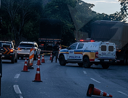 perseguicao-e-troca-de-tiros-deixam-ferido-na-rodovia-fernao-dias,-em-brumadinho