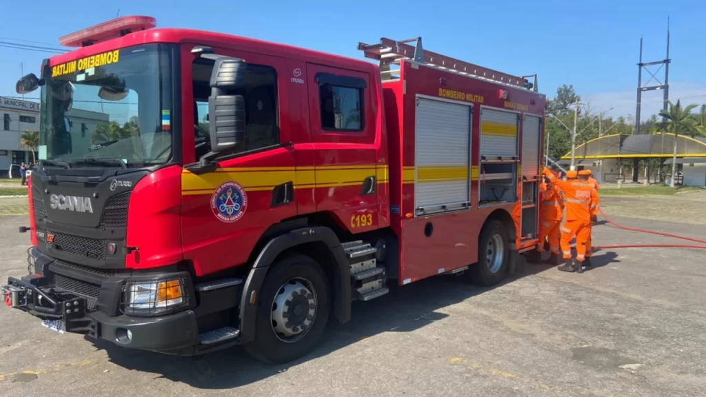 incendio-atinge-casa-em-itauna-e-mobiliza-bombeiros