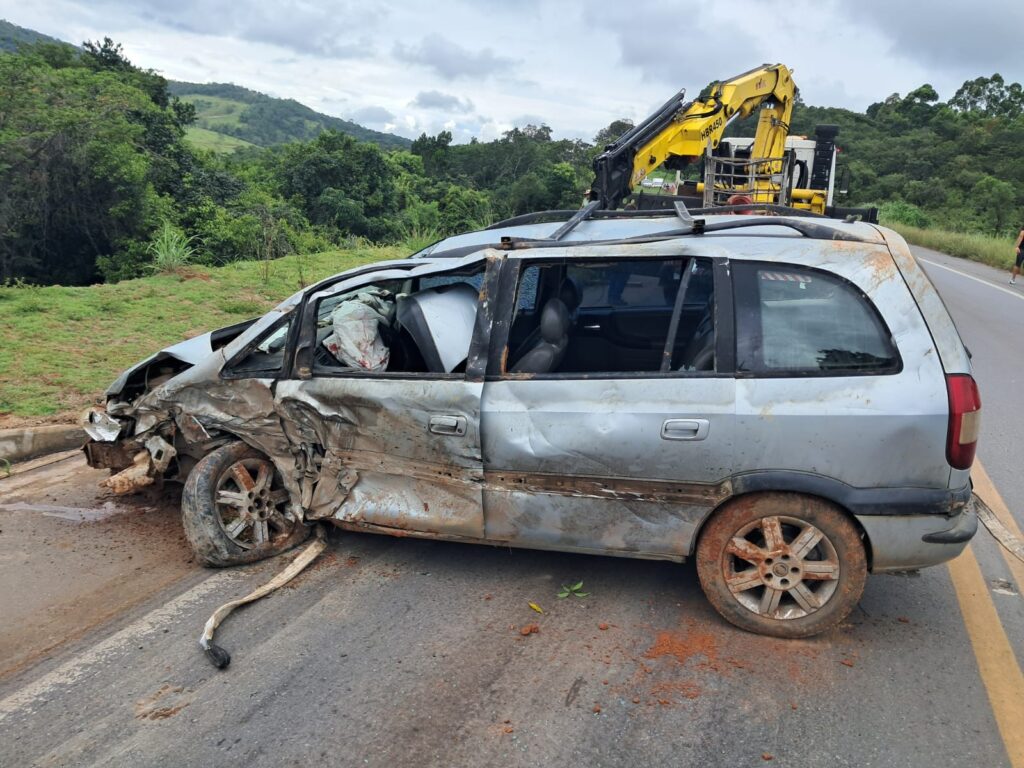motorista-com-habilitacao-cassada-perde-controle-de-carro-e-provoca-acidente-na-br-354
