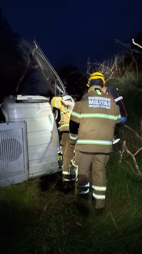 motorista-fica-preso-as-ferragens-apos-caminhao-capotar-na-br-494