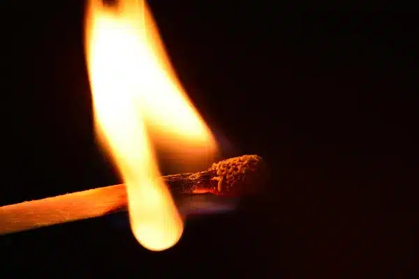 mulher-sofre-queimaduras-apos-incendiar-apartamento-depois-de-discussao-com-o-marido-no-bairro-orion-em-divinopolis