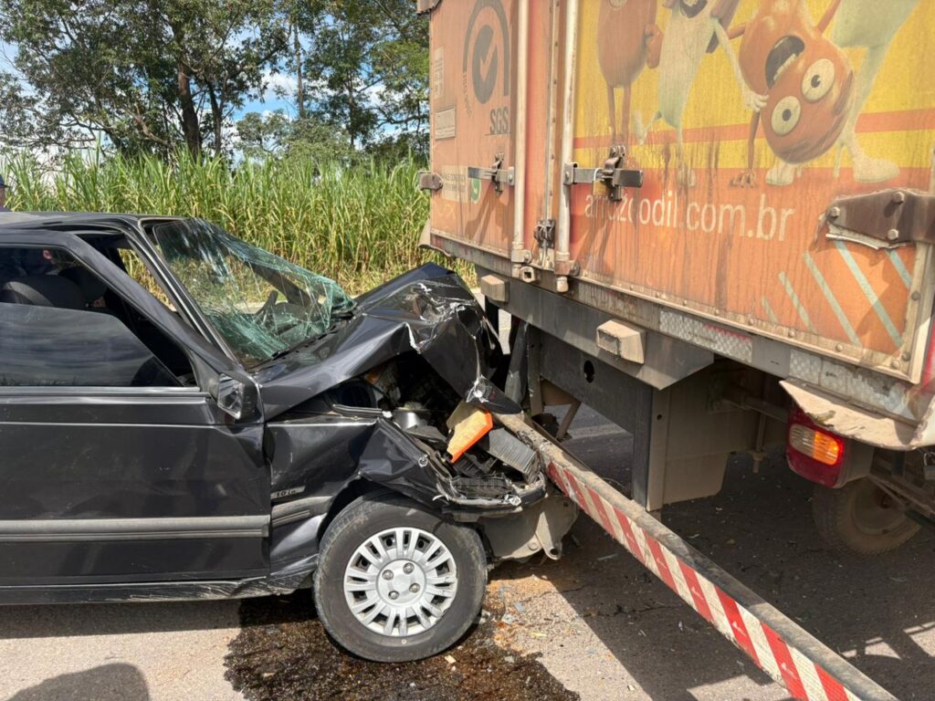 motorista-embriagado-colide-na-traseira-de-caminhao-parado-no-acostamento-da-br-494-em-divinopolis