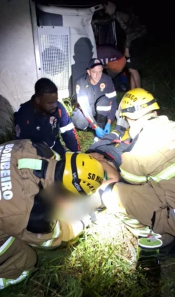 caminhao-capota-e-deixa-motorista-preso-as-ferragens-em-oliveira