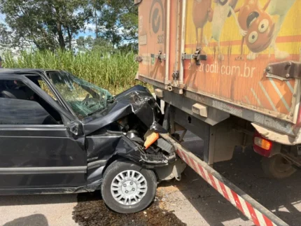 motorista-embriagado-invade-acostamento-e-bate-na-traseira-de-caminhao-na-br-494