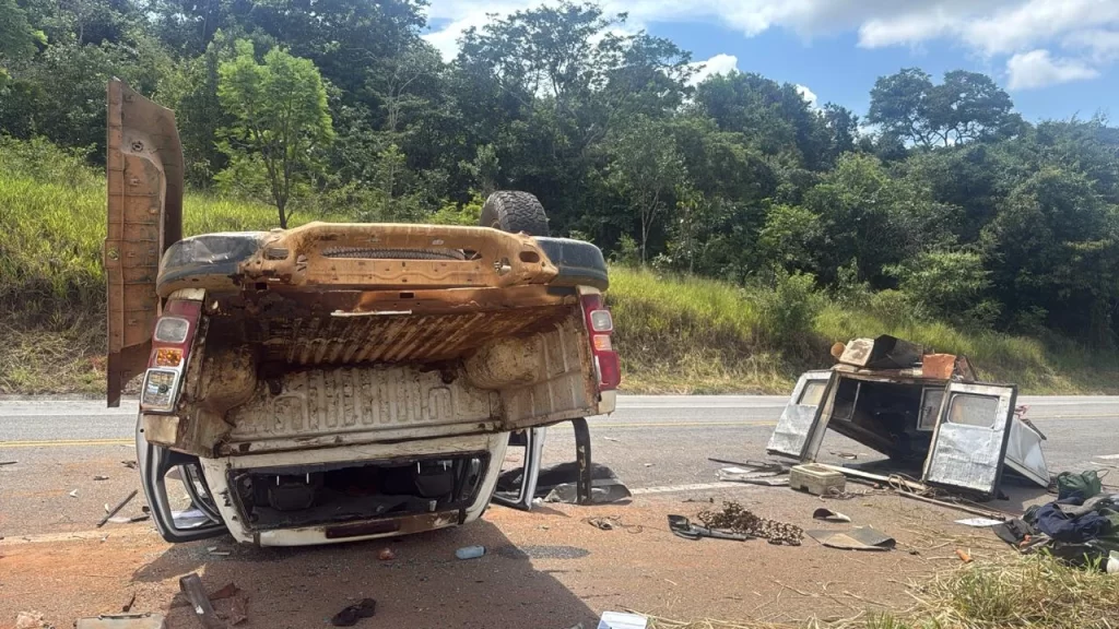 caminhonete-tomba-na-br-494-e-quatro-homens-ficam-feridos-em-itapecerica