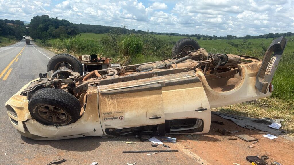 caminhonete-capota-apos-pneu-estourar-e-quatro-homens-ficam-feridos-na-br-494,-perto-de-marilandia