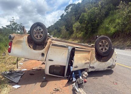 caminhonete-tomba-na-br-494-em-itapecerica-e-deixa-quatro-feridos-leves