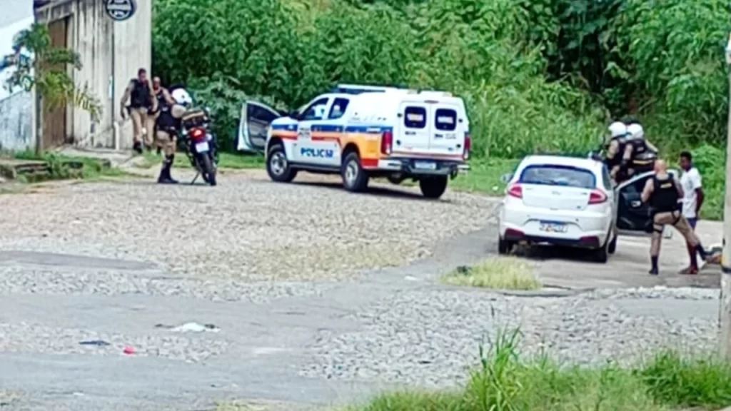 homem-leva-tiro-no-torax-e-carro-fica-crivado-de-balas-em-divinopolis