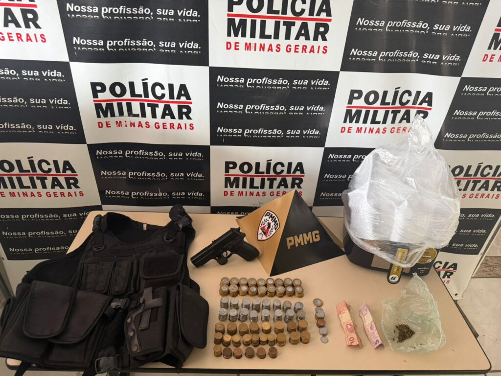 policia-militar-apreende-simulacro-de-arma-de-fogo,-drogas-e-dinheiro-durante-mandado-em-santo-antonio-do-monte