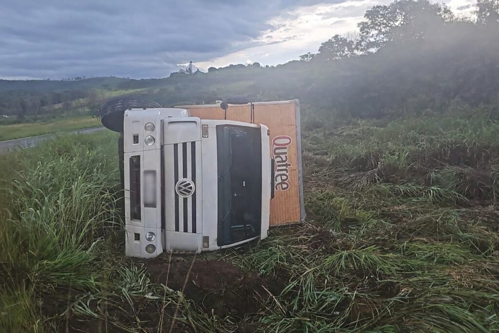 motorista-perde-o-controle-da-direcao-e-caminhao-tomba-as-margens-da-mg-050-proximo-ao-trevao-de-formiga
