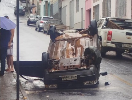 motorista-sobrevive-a-capotamento-apos-perder-o-controle-de-veiculo