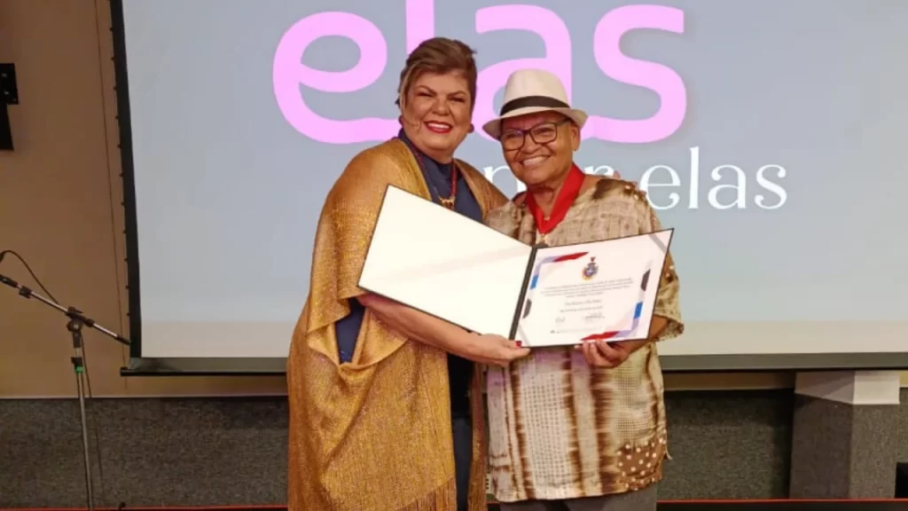 cantora-tia-elza-recebe-comenda-clara-zetkin-em-belo-horizonte